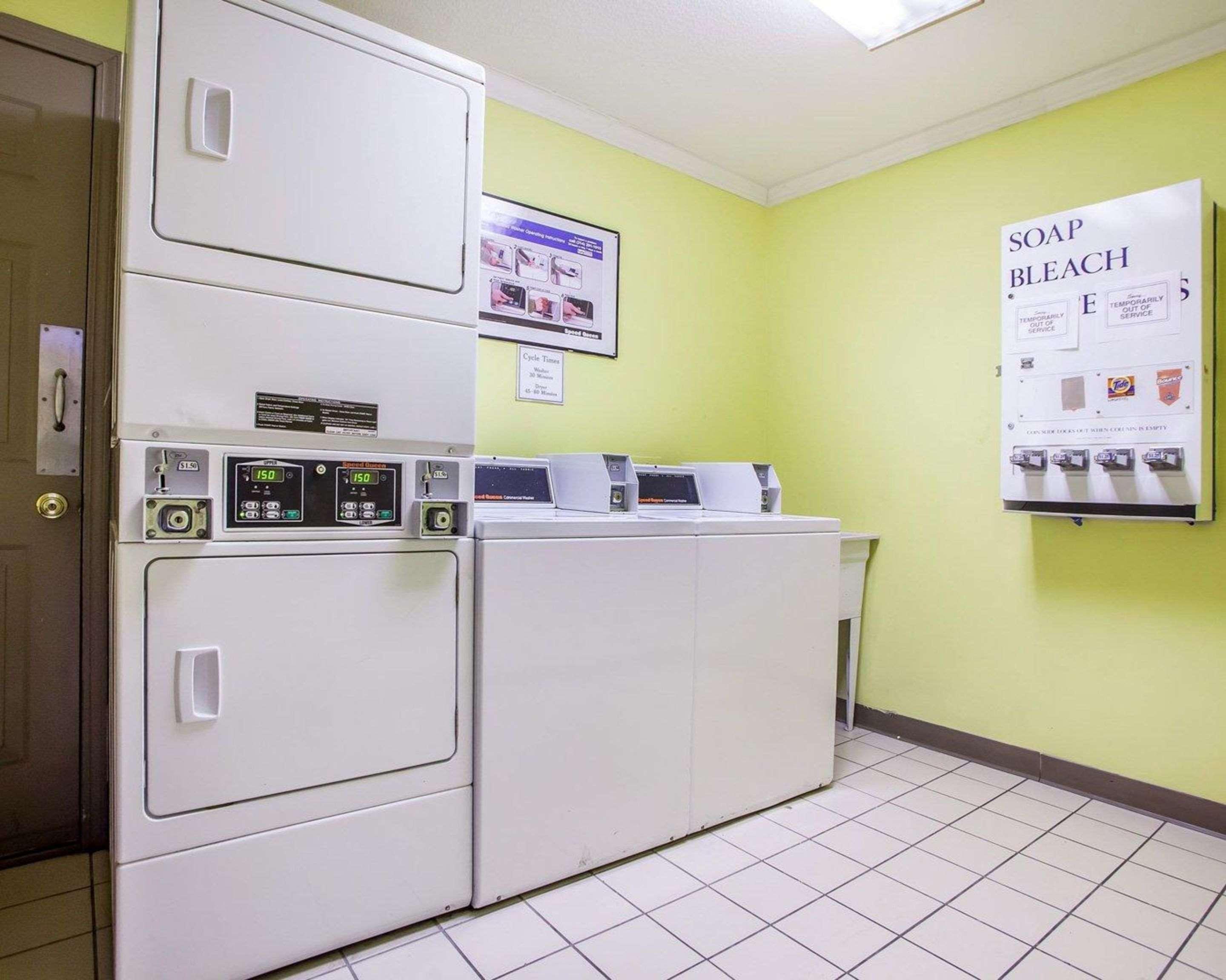 Quality Inn Airport Woodson Terrace Экстерьер фото