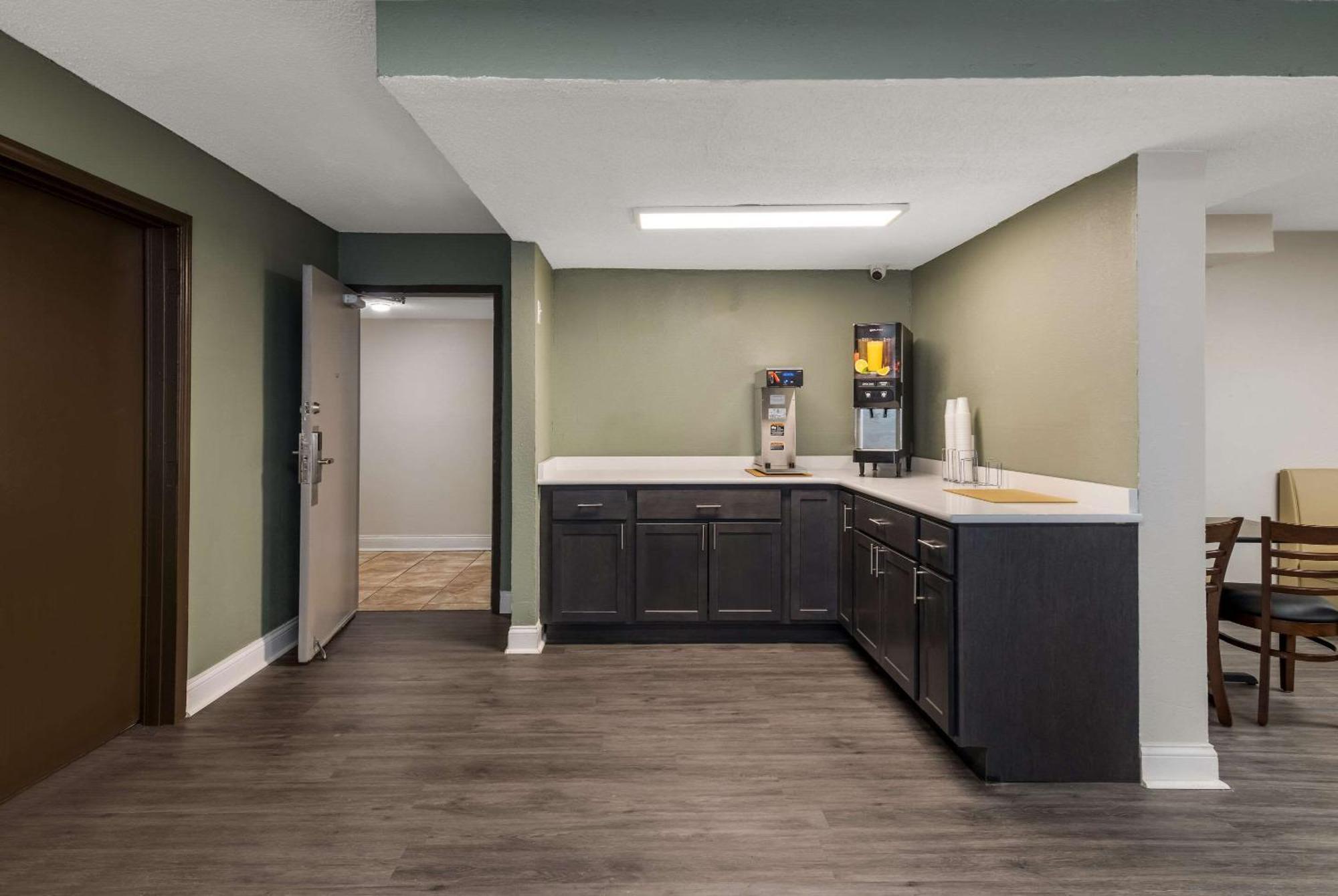 Quality Inn Airport Woodson Terrace Экстерьер фото