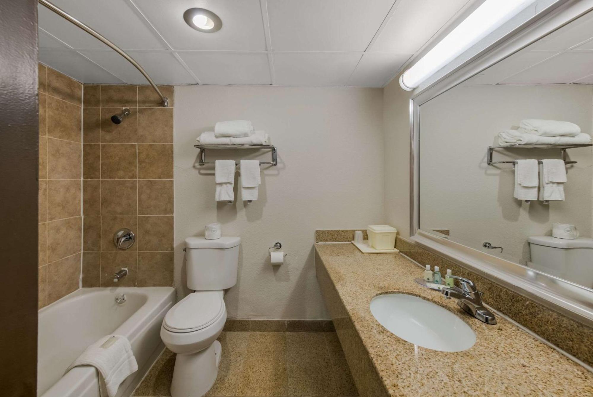Quality Inn Airport Woodson Terrace Экстерьер фото