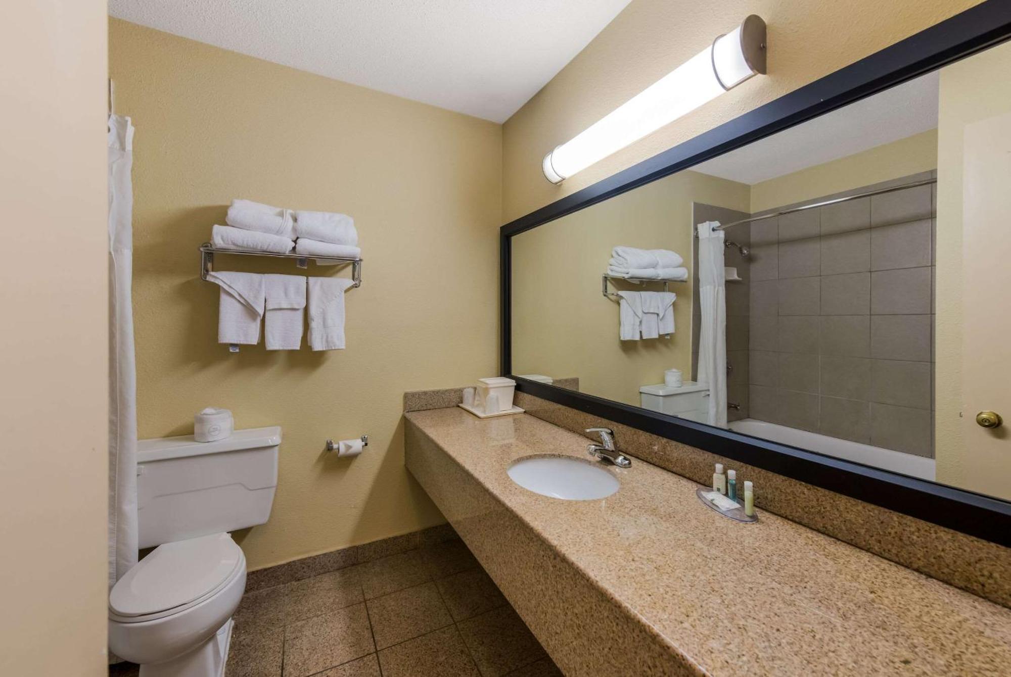 Quality Inn Airport Woodson Terrace Экстерьер фото