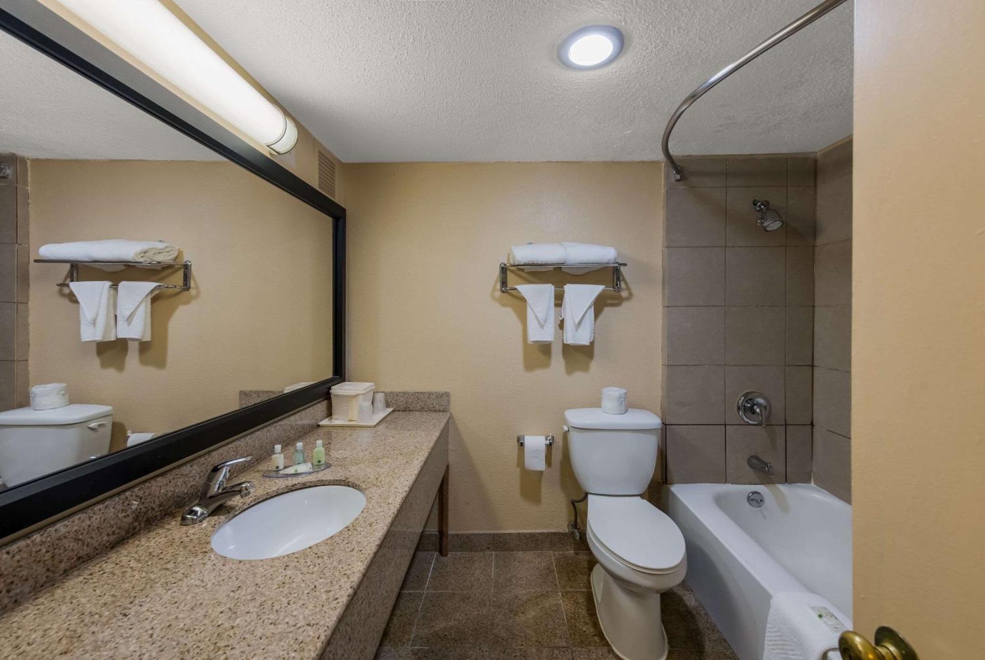 Quality Inn Airport Woodson Terrace Экстерьер фото