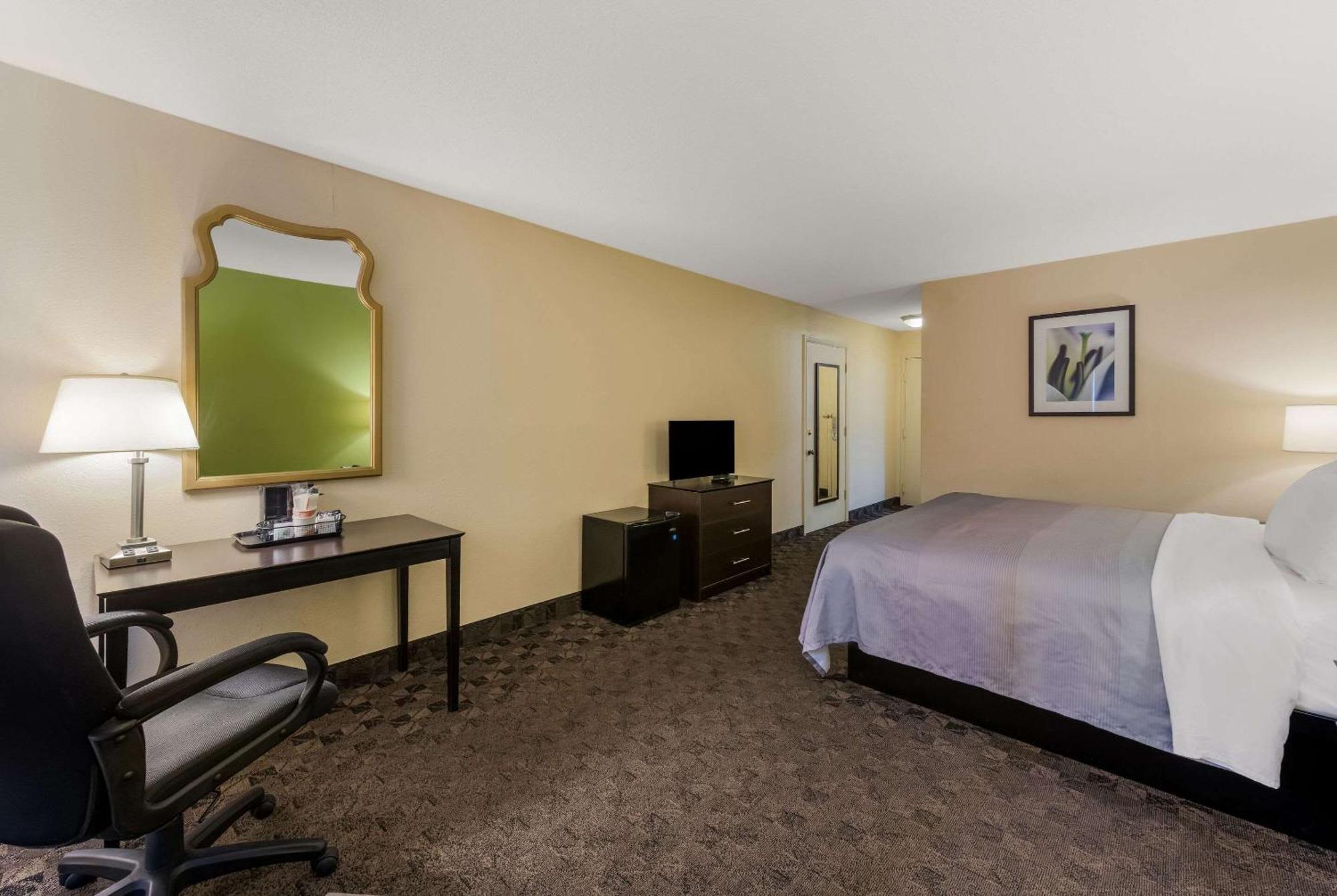 Quality Inn Airport Woodson Terrace Экстерьер фото