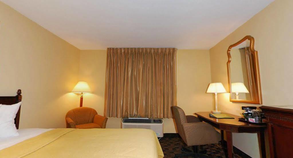 Quality Inn Airport Woodson Terrace Экстерьер фото